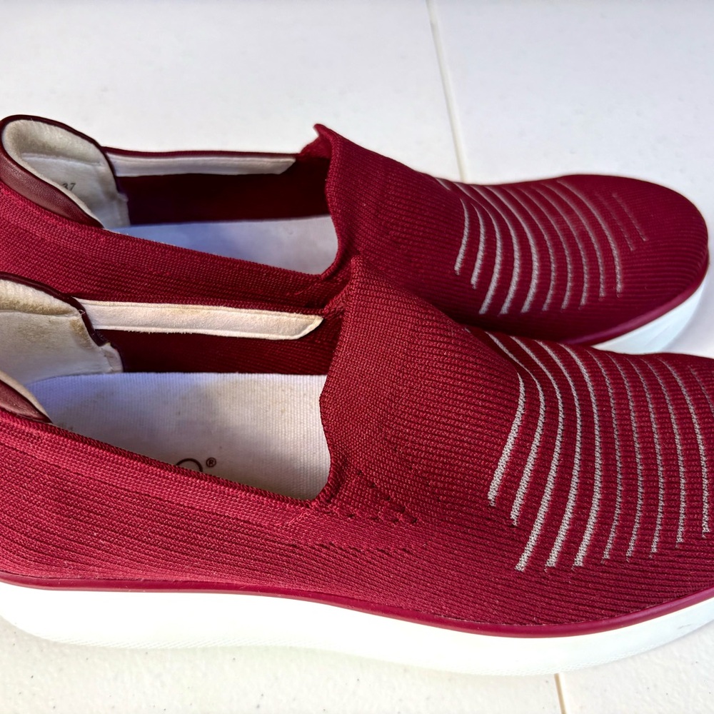 Traq by Alegria Burgundy Mystiq Peeps Platform Slip-On Sneakers Sz 37, 7-7.5 - Picture 5 of 16